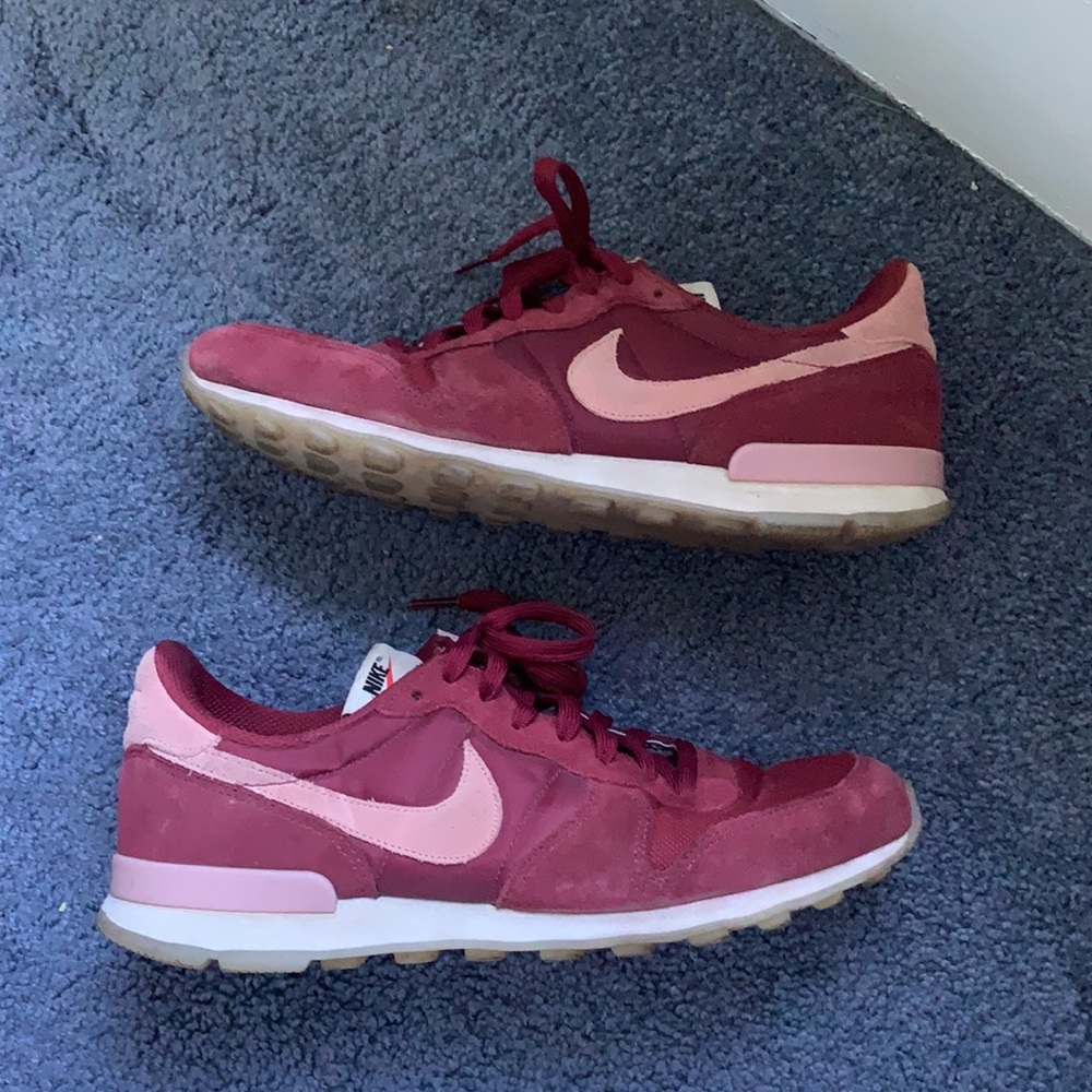 Nike internationalist running shoes